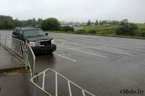 Cadillac Escalade за 40 000$ испытал на прочность ограждение парковки возле вещевого рынка (фото)