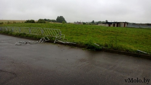 Cadillac Escalade за 40 000$ испытал на прочность ограждение парковки возле вещевого рынка (фото)