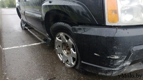 Cadillac Escalade за 40 000$ испытал на прочность ограждение парковки возле вещевого рынка (фото)