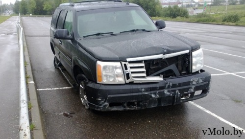 Cadillac Escalade за 40 000$ испытал на прочность ограждение парковки возле вещевого рынка (фото)