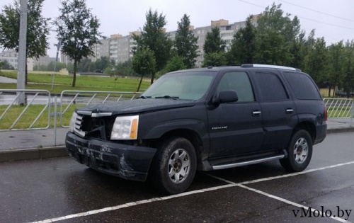 Cadillac Escalade за 40 000$ испытал на прочность ограждение парковки возле вещевого рынка (фото)