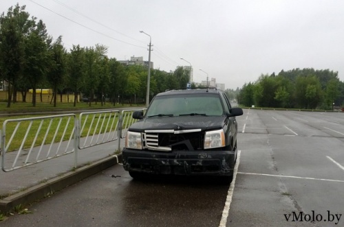Cadillac Escalade за 40 000$ испытал на прочность ограждение парковки возле вещевого рынка (фото)