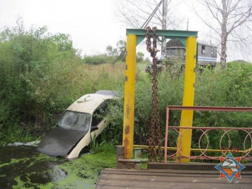 В Пинском районе "Опель-Омега" съехал в реку с паромной пристани