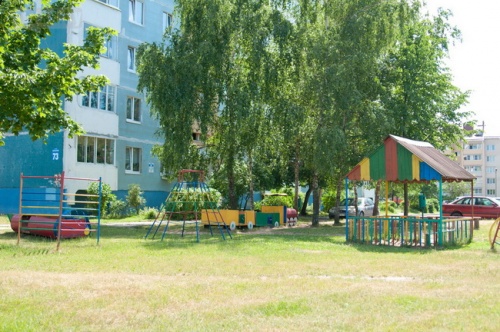 Детские площадки во дворах Могилёва: старый паровозик или новые качели (фото)