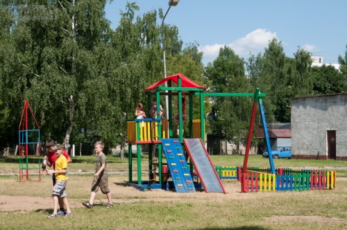 Детские площадки во дворах Могилёва: старый паровозик или новые качели (фото)