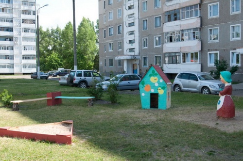 Детские площадки во дворах Могилёва: старый паровозик или новые качели (фото)
