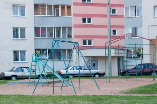 Детские площадки во дворах Могилёва: старый паровозик или новые качели (фото)