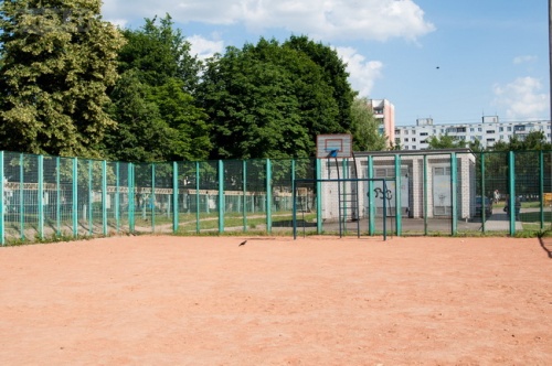 Детские площадки во дворах Могилёва: старый паровозик или новые качели (фото)