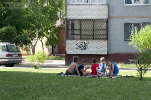 Детские площадки во дворах Могилёва: старый паровозик или новые качели (фото)