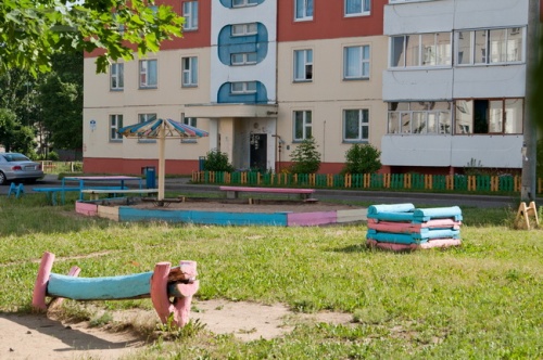 Детские площадки во дворах Могилёва: старый паровозик или новые качели (фото)