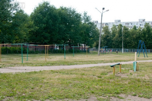 Детские площадки во дворах Могилёва: старый паровозик или новые качели (фото)