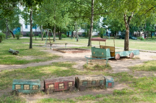 Детские площадки во дворах Могилёва: старый паровозик или новые качели (фото)