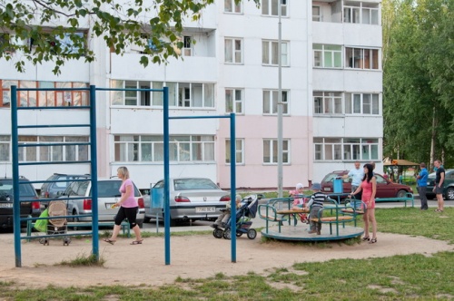 Детские площадки во дворах Могилёва: старый паровозик или новые качели (фото)