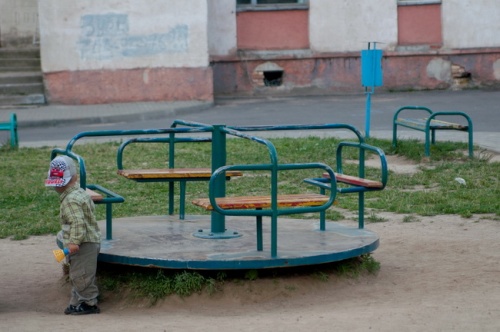 Детские площадки во дворах Могилёва: старый паровозик или новые качели (фото)
