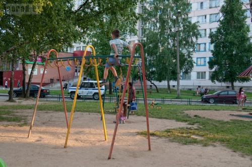 Детские площадки во дворах Могилёва: старый паровозик или новые качели (фото)