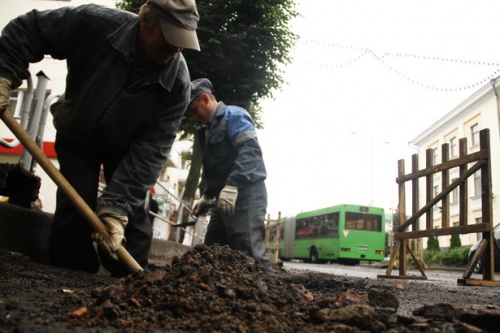 Дорожный ремонт в Барановичах начали с самых разбитых улиц