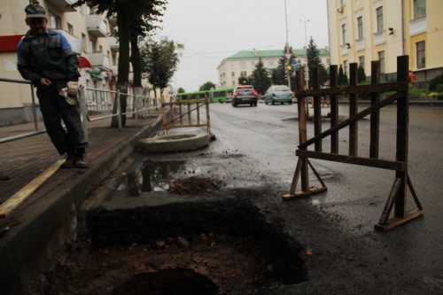 Дорожный ремонт в Барановичах начали с самых разбитых улиц