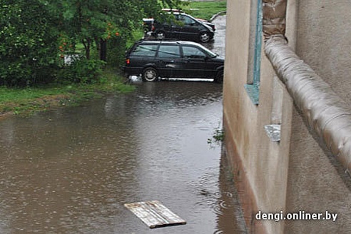 Конфликт: полочанин упал в люк, повредил ноутбук и мобильник, а ЖРЭУ отказывается возмещать ущерб (фото)