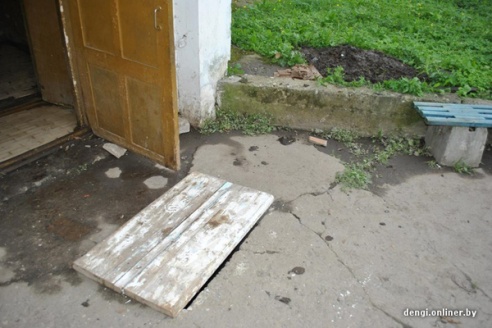 Конфликт: полочанин упал в люк, повредил ноутбук и мобильник, а ЖРЭУ отказывается возмещать ущерб (фото)