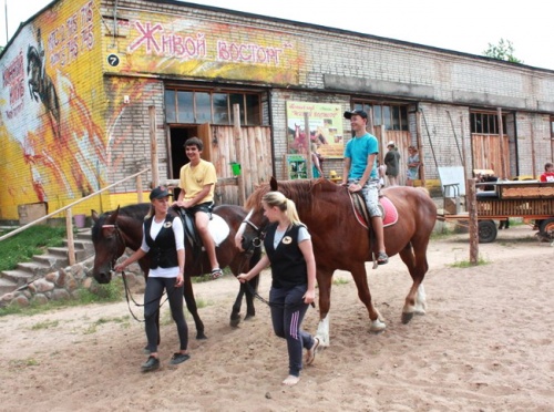 Полоцкий конный клуб «Живой восторг» провел акцию «Протяни руку помощи детям»