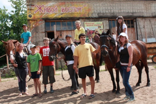 Полоцкий конный клуб «Живой восторг» провел акцию «Протяни руку помощи детям»