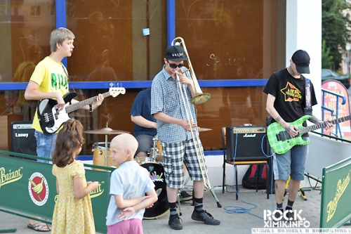 У «Пралески» обосновались уличные музыканты (фото)