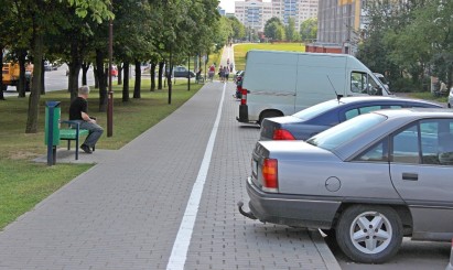 Первый блин: размеченную велодорожку на улице Брикеля в Гродно занимают припаркованные по правилам автомобили