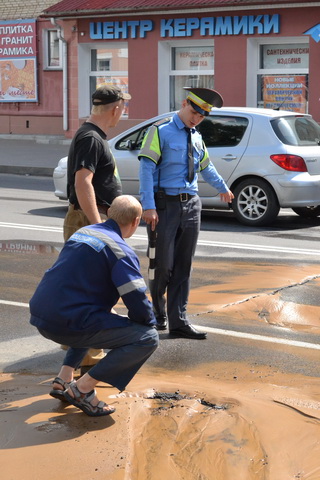 В Барановичах на улице Комсомольской прорвало водопровод