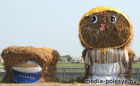 Необычные композиции из соломы появились на Столинщине Необычные композиции из соломы появились на Столинщине