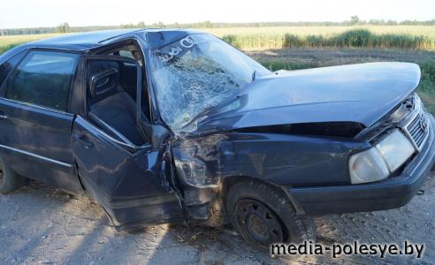 Возвращаясь с рыбалки, лунинчанин на Аudi врезался в дерево. Пострадали пассажиры