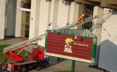 На крышу фасада железнодорожного вокзала в Гродно забрался кот, которого не могут снять уже неделю