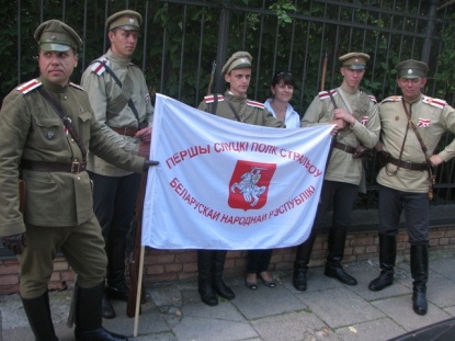 На параде в Польше маршировали реконструкторы в форме Первого Слуцкого полка На параде в Польше маршировали реконструкторы в форме Первого Слуцкого полка