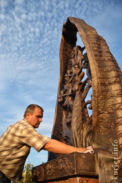 Памятник «Возрождение Слуцкого пояса» установлен в Слуцке (обновлено) Памятник «Возрождение Слуцкого пояса» установлен в Слуцке (обновлено)