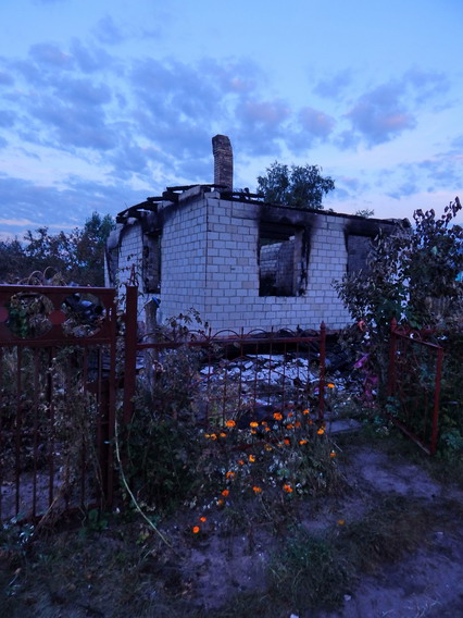 В Речицком районе после пожара от дачного дома остались только стены (фото)