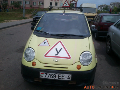 Гродно: особенные метки на стеклах учебного автомобиля для особенных учеников