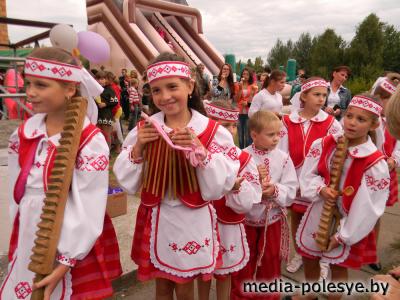 Межлесье: деревня молодая, праздник - яркий