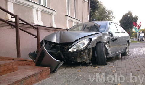 Авария возле детской стоматологической поликлиники