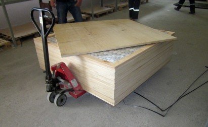 На белорусско-литовской границе пограничники задержали фуру с контрабандой сигарет, спрятанных в фанере