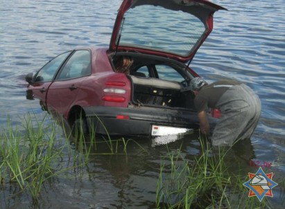 Минчанин неудачно порыбачил в Гродненской области: спасатели помогли выловить его авто из озера