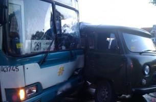 Под Минском легковушка протаранила автобус