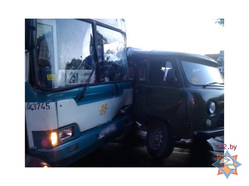 Под Минском легковушка протаранила автобус