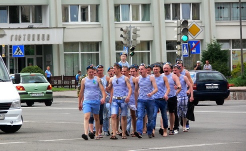 В Барановичах десантники скандировали "Включи фонтан!"