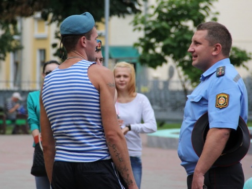 В Барановичах десантники скандировали "Включи фонтан!"