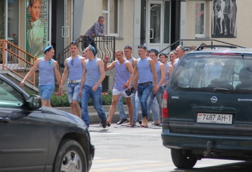 В Барановичах десантники скандировали "Включи фонтан!"