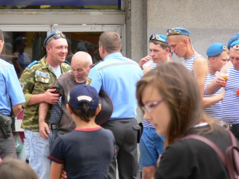 В Барановичах десантники скандировали "Включи фонтан!"