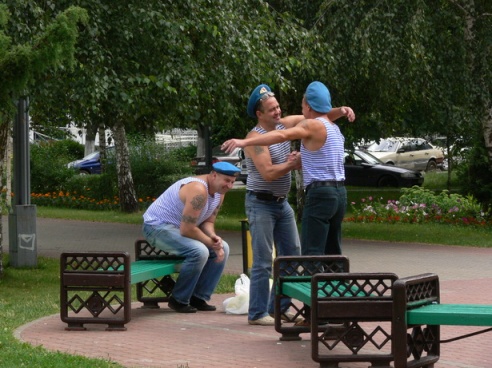 В Барановичах десантники скандировали "Включи фонтан!"