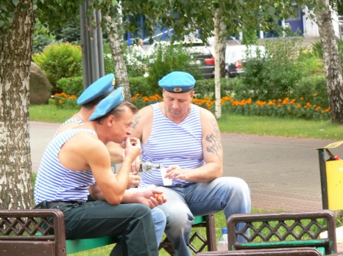 В Барановичах десантники скандировали "Включи фонтан!"