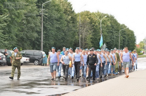 В Могилёве отмечают день ВДВ: вечер пятницы лучше провести дома (фото)