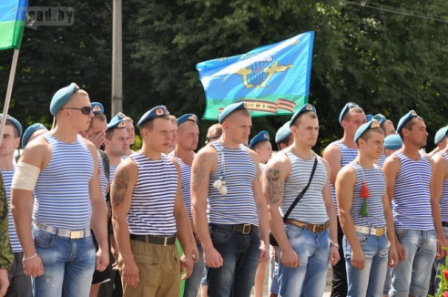 В Могилёве отмечают день ВДВ: вечер пятницы лучше провести дома (фото)