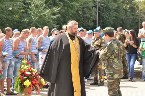 В Могилёве отмечают день ВДВ: вечер пятницы лучше провести дома (фото)